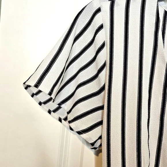 Crystal Sky Striped Romper Tie Waist  Flutter Sleeve Juniors 11 Fits 8 Resort - Picture 4 of 12